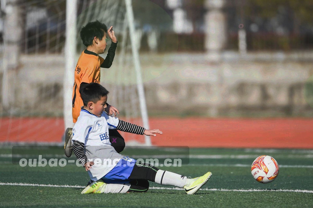 以三条平行数据流与审阅节点表示的编审流程抽象图